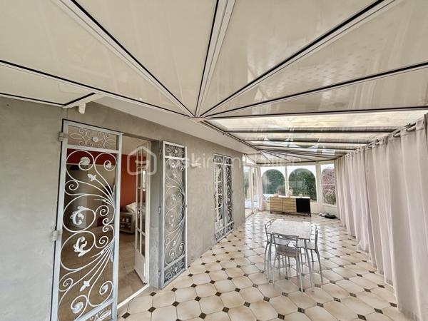 Vous recherchez du calme, de l'espace et un bien offrant de vraies possibilités supplémentaires ? Cette maison située à Perceneige pourrait bien vous surprendre.

Implantée dans un environnement paisible et verdoyant, sur un beau terrain arboré d'environ 2 000 m², elle offre environ 95 m² habitables, auxquels viennent s'ajouter une véranda chauffée d'environ 30 m², un sous-sol total et une dépendance indépendante de plus de 25 m².

🏡 La maison se compose d'une entrée, d'un salon chaleureux avec cheminée et insert, d'une cuisine aménagée et équipée, de deux chambres, d'une salle de bains et d'un WC indépendant.

☀️ La véranda chauffée, véritable pièce de vie supplémentaire, permet de profiter pleinement de la vue sur le jardin quelle que soit la saison. Un espace particulièrement agréable pour recevoir, déjeuner ou simplement profiter de la tranquillité des lieux.

⭐ Le vrai plus de cette propriété : sa dépendance de plus de 25 m², isolée, chauffée et sans travaux à prévoir.
Télétravail, bureau indépendant, activité professionnelle, atelier, salle de sport, espace pour recevoir famille ou amis… à vous d'imaginer son utilisation !

Le sous-sol total complète l'ensemble et offre de belles possibilités de stockage, de rangement ou d'atelier.

À l'extérieur, le terrain d'environ 2 000 m², la cuisine d'été et les différents espaces aménagés permettent de profiter pleinement des beaux jours dans un environnement agréable et sans nuisance.

Côté confort : double vitrage intégral, bonne isolation, chauffage au gaz, cheminée avec insert, portail électrique, visiophone, adoucisseur d'eau et éclairage extérieur.
✨ Une maison qui offre bien plus que ses 95 m² habitables, grâce à ses nombreux espaces complémentaires et à son grand terrain.

Vous recherchez une maison au calme, avec de l'espace pour votre famille, votre activité ou simplement vos loisirs ?

📞 Contactez-moi pour en discuter et organiser une visite.