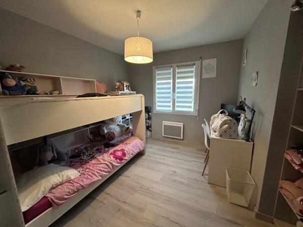 Grand maison individuelle en excellent état, proche des commodités