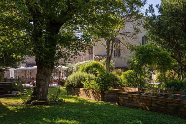 Élégante demeure bourgeoise au cœur de la Venise Provençale