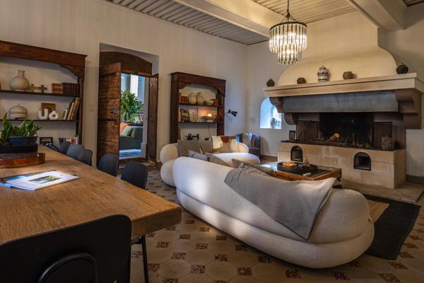 Élégante demeure bourgeoise au cœur de la Venise Provençale