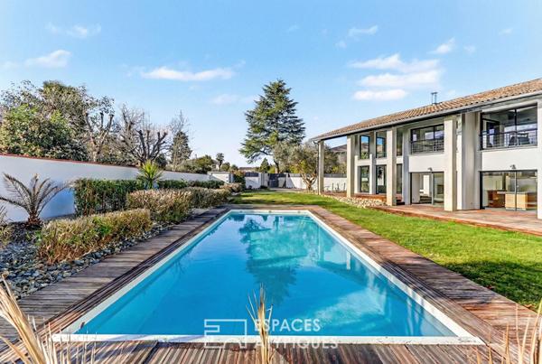 Contemporaine avec bureaux indépendants et piscine chauffée proche de Blagnac