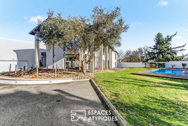 Contemporaine avec bureaux indépendants et piscine chauffée proche de Blagnac