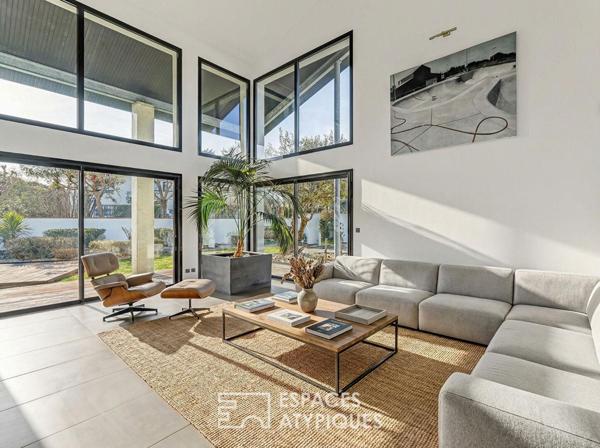 Contemporaine avec bureaux indépendants et piscine chauffée proche de Blagnac