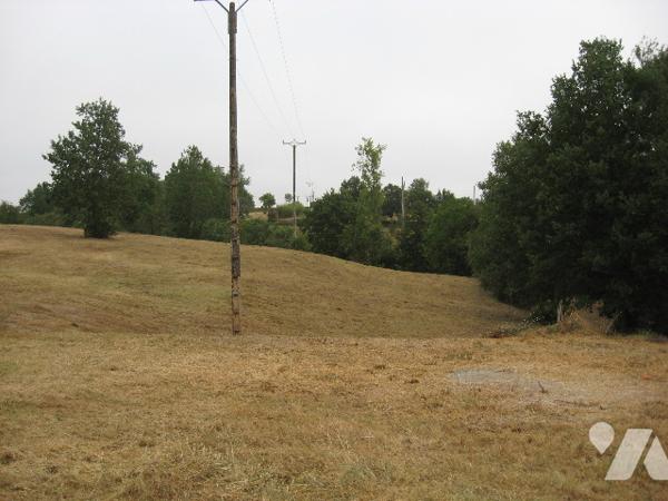 ST SARDOS (82) Au village, beau terrain de 27000 m².