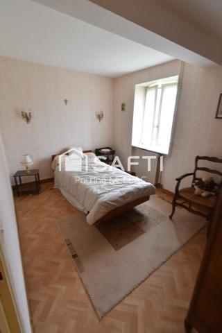 Aux amoureux du calme de la campagne , cette maison  individuelle avec son terrain de plus de 3000 m2 vous séduira . Idéale pour une famille