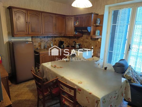 Aux amoureux du calme de la campagne , cette maison  individuelle avec son terrain de plus de 3000 m2 vous séduira . Idéale pour une famille