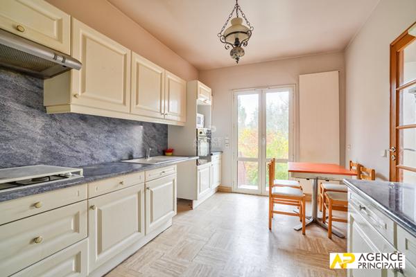 le mesnil le roi - maison ancienne avec extension - très beau jardin 800 m² - travaux à prévoir €890 000 ** - Référence 4576