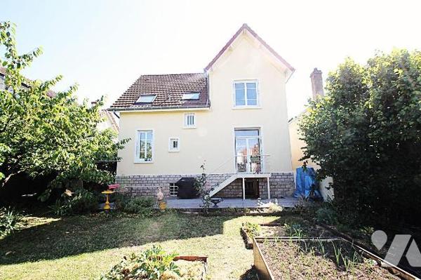 Maison familiale des années 1930 en parfait état d'entretien, d'une surface de 146 m² environ, ...