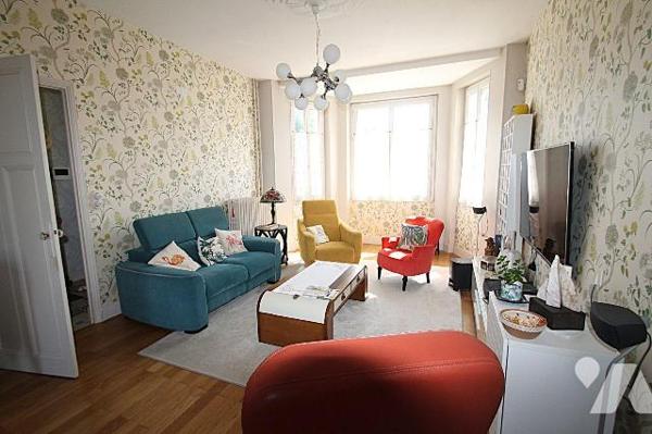 Maison familiale des années 1930 en parfait état d'entretien, d'une surface de 146 m² environ, ...