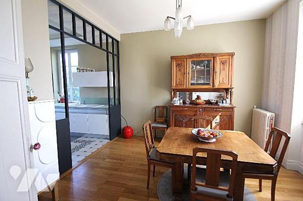 Maison familiale des années 1930 en parfait état d'entretien, d'une surface de 146 m² environ, ...