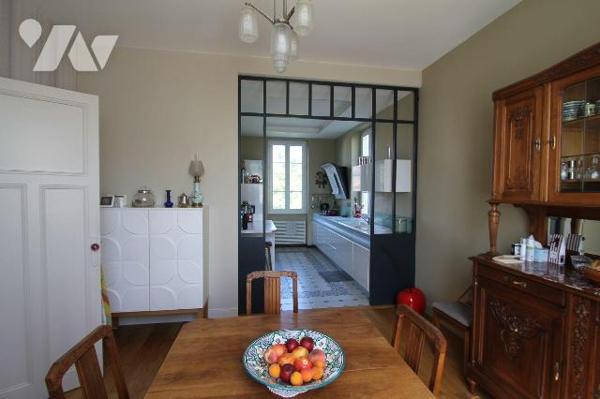 Maison familiale des années 1930 en parfait état d'entretien, d'une surface de 146 m² environ, ...