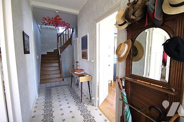 Maison familiale des années 1930 en parfait état d'entretien, d'une surface de 146 m² environ, ...