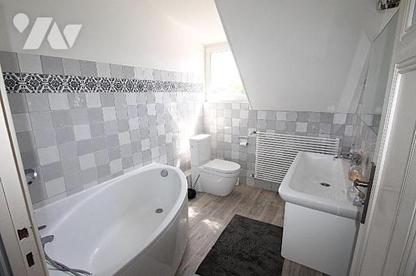 Maison familiale des années 1930 en parfait état d'entretien, d'une surface de 146 m² environ, ...