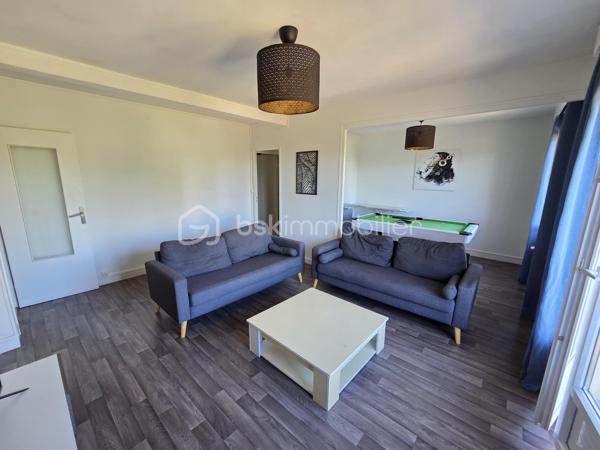 Magnifique Appartement de type T5 de 98m² à Nevers.
Situé dans un quartier calme et prisé,, proche de toutes les écoles et du réseau urbain, au troisème étage d'une résidence sécurisée sans ascenseur, vous tomberez littéralement sous le charme de ce magnifique appartement type F5 d'une surface habitable de 98m2 intégralement rénové
avec goût de manière très contemporaine.
Il propose une entrée dont le dégagement dessert deux premières chambres de 9m²..
Cette entrée dessert également une grande cuisine aménagée et équipée qui comprend une partie de cellier, ainsi qu'un grand salon séjour de 26m² dont la porte fenêtre donne sur un balcon bien exposé avec une belle vue sur le parc arboré de la copropriété.. Du salon séjour, un large dégagement dispose d'un grand placard  penderie, pour le côté pratique Ce dégagement dessert un wc indépendant, une salle d'eau rénovée, puis  ainsi que 2 chambres (10, 12m²) dont une dispose d'un vrai espace dressing. 
Pour agrémenter le tout, l'appartement dispose d'un joli balcon exposé au sud est sans vis-à-vis pour profiter de chaque rayon de soleil.
Cet appartement dispose de revêtements de sol de type carrelage (salle d'eau) et linoléum sur le reste des pièces.
Il dispose d'un chauffage urbain compris dans les charges de copropriété .
Il possède également une cave individuelle

Les plus de cet appartement :
Son aménagement avec goût, il n'y a plus qu'à poser ses valises 
Le quartier proche de toutes commodités et des écoles lycées et collège de Nevers,.
Aucun travaux à prévoir, chauffage compris dans les charges de copropriété, environnement très calme , nombreux rangements, résidence sécurisée, interphone.

Photos supplémentaires disponibles sur BSK IMMOBILIER > Nos conseillers > Olivier FRESLON.
Pour tout renseignement complémentaire ou pour une visite, contactez moi au 07.62.78.13.13

Idéal pour un premier investissement, ou pour du locatif en colocation, cet appartement est une opportunité très rare à saisir dès maintenant!