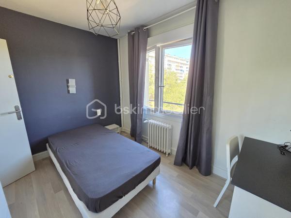 Magnifique Appartement de type T5 de 98m² à Nevers.
Situé dans un quartier calme et prisé,, proche de toutes les écoles et du réseau urbain, au troisème étage d'une résidence sécurisée sans ascenseur, vous tomberez littéralement sous le charme de ce magnifique appartement type F5 d'une surface habitable de 98m2 intégralement rénové
avec goût de manière très contemporaine.
Il propose une entrée dont le dégagement dessert deux premières chambres de 9m²..
Cette entrée dessert également une grande cuisine aménagée et équipée qui comprend une partie de cellier, ainsi qu'un grand salon séjour de 26m² dont la porte fenêtre donne sur un balcon bien exposé avec une belle vue sur le parc arboré de la copropriété.. Du salon séjour, un large dégagement dispose d'un grand placard  penderie, pour le côté pratique Ce dégagement dessert un wc indépendant, une salle d'eau rénovée, puis  ainsi que 2 chambres (10, 12m²) dont une dispose d'un vrai espace dressing. 
Pour agrémenter le tout, l'appartement dispose d'un joli balcon exposé au sud est sans vis-à-vis pour profiter de chaque rayon de soleil.
Cet appartement dispose de revêtements de sol de type carrelage (salle d'eau) et linoléum sur le reste des pièces.
Il dispose d'un chauffage urbain compris dans les charges de copropriété .
Il possède également une cave individuelle

Les plus de cet appartement :
Son aménagement avec goût, il n'y a plus qu'à poser ses valises 
Le quartier proche de toutes commodités et des écoles lycées et collège de Nevers,.
Aucun travaux à prévoir, chauffage compris dans les charges de copropriété, environnement très calme , nombreux rangements, résidence sécurisée, interphone.

Photos supplémentaires disponibles sur BSK IMMOBILIER > Nos conseillers > Olivier FRESLON.
Pour tout renseignement complémentaire ou pour une visite, contactez moi au 07.62.78.13.13

Idéal pour un premier investissement, ou pour du locatif en colocation, cet appartement est une opportunité très rare à saisir dès maintenant!