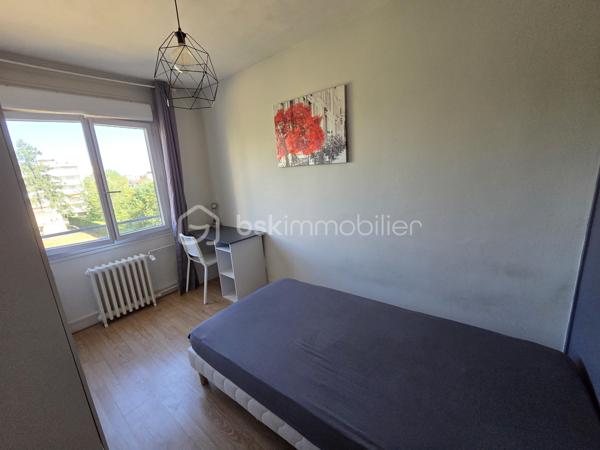 Magnifique Appartement de type T5 de 98m² à Nevers.
Situé dans un quartier calme et prisé,, proche de toutes les écoles et du réseau urbain, au troisème étage d'une résidence sécurisée sans ascenseur, vous tomberez littéralement sous le charme de ce magnifique appartement type F5 d'une surface habitable de 98m2 intégralement rénové
avec goût de manière très contemporaine.
Il propose une entrée dont le dégagement dessert deux premières chambres de 9m²..
Cette entrée dessert également une grande cuisine aménagée et équipée qui comprend une partie de cellier, ainsi qu'un grand salon séjour de 26m² dont la porte fenêtre donne sur un balcon bien exposé avec une belle vue sur le parc arboré de la copropriété.. Du salon séjour, un large dégagement dispose d'un grand placard  penderie, pour le côté pratique Ce dégagement dessert un wc indépendant, une salle d'eau rénovée, puis  ainsi que 2 chambres (10, 12m²) dont une dispose d'un vrai espace dressing. 
Pour agrémenter le tout, l'appartement dispose d'un joli balcon exposé au sud est sans vis-à-vis pour profiter de chaque rayon de soleil.
Cet appartement dispose de revêtements de sol de type carrelage (salle d'eau) et linoléum sur le reste des pièces.
Il dispose d'un chauffage urbain compris dans les charges de copropriété .
Il possède également une cave individuelle

Les plus de cet appartement :
Son aménagement avec goût, il n'y a plus qu'à poser ses valises 
Le quartier proche de toutes commodités et des écoles lycées et collège de Nevers,.
Aucun travaux à prévoir, chauffage compris dans les charges de copropriété, environnement très calme , nombreux rangements, résidence sécurisée, interphone.

Photos supplémentaires disponibles sur BSK IMMOBILIER > Nos conseillers > Olivier FRESLON.
Pour tout renseignement complémentaire ou pour une visite, contactez moi au 07.62.78.13.13

Idéal pour un premier investissement, ou pour du locatif en colocation, cet appartement est une opportunité très rare à saisir dès maintenant!
