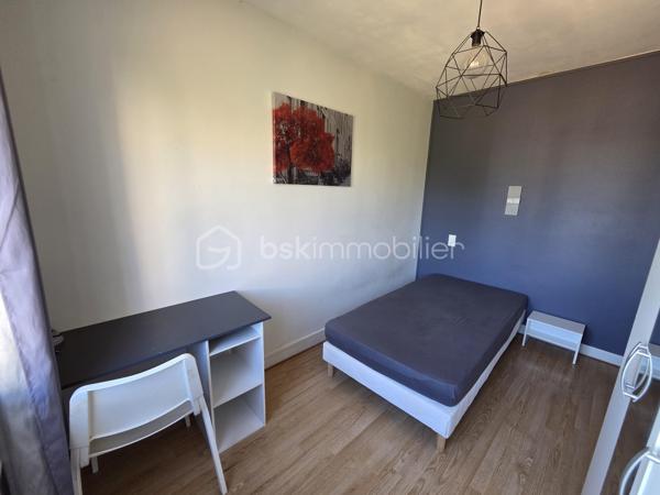 Magnifique Appartement de type T5 de 98m² à Nevers.
Situé dans un quartier calme et prisé,, proche de toutes les écoles et du réseau urbain, au troisème étage d'une résidence sécurisée sans ascenseur, vous tomberez littéralement sous le charme de ce magnifique appartement type F5 d'une surface habitable de 98m2 intégralement rénové
avec goût de manière très contemporaine.
Il propose une entrée dont le dégagement dessert deux premières chambres de 9m²..
Cette entrée dessert également une grande cuisine aménagée et équipée qui comprend une partie de cellier, ainsi qu'un grand salon séjour de 26m² dont la porte fenêtre donne sur un balcon bien exposé avec une belle vue sur le parc arboré de la copropriété.. Du salon séjour, un large dégagement dispose d'un grand placard  penderie, pour le côté pratique Ce dégagement dessert un wc indépendant, une salle d'eau rénovée, puis  ainsi que 2 chambres (10, 12m²) dont une dispose d'un vrai espace dressing. 
Pour agrémenter le tout, l'appartement dispose d'un joli balcon exposé au sud est sans vis-à-vis pour profiter de chaque rayon de soleil.
Cet appartement dispose de revêtements de sol de type carrelage (salle d'eau) et linoléum sur le reste des pièces.
Il dispose d'un chauffage urbain compris dans les charges de copropriété .
Il possède également une cave individuelle

Les plus de cet appartement :
Son aménagement avec goût, il n'y a plus qu'à poser ses valises 
Le quartier proche de toutes commodités et des écoles lycées et collège de Nevers,.
Aucun travaux à prévoir, chauffage compris dans les charges de copropriété, environnement très calme , nombreux rangements, résidence sécurisée, interphone.

Photos supplémentaires disponibles sur BSK IMMOBILIER > Nos conseillers > Olivier FRESLON.
Pour tout renseignement complémentaire ou pour une visite, contactez moi au 07.62.78.13.13

Idéal pour un premier investissement, ou pour du locatif en colocation, cet appartement est une opportunité très rare à saisir dès maintenant!