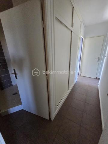 Magnifique Appartement de type T5 de 98m² à Nevers.
Situé dans un quartier calme et prisé,, proche de toutes les écoles et du réseau urbain, au troisème étage d'une résidence sécurisée sans ascenseur, vous tomberez littéralement sous le charme de ce magnifique appartement type F5 d'une surface habitable de 98m2 intégralement rénové
avec goût de manière très contemporaine.
Il propose une entrée dont le dégagement dessert deux premières chambres de 9m²..
Cette entrée dessert également une grande cuisine aménagée et équipée qui comprend une partie de cellier, ainsi qu'un grand salon séjour de 26m² dont la porte fenêtre donne sur un balcon bien exposé avec une belle vue sur le parc arboré de la copropriété.. Du salon séjour, un large dégagement dispose d'un grand placard  penderie, pour le côté pratique Ce dégagement dessert un wc indépendant, une salle d'eau rénovée, puis  ainsi que 2 chambres (10, 12m²) dont une dispose d'un vrai espace dressing. 
Pour agrémenter le tout, l'appartement dispose d'un joli balcon exposé au sud est sans vis-à-vis pour profiter de chaque rayon de soleil.
Cet appartement dispose de revêtements de sol de type carrelage (salle d'eau) et linoléum sur le reste des pièces.
Il dispose d'un chauffage urbain compris dans les charges de copropriété .
Il possède également une cave individuelle

Les plus de cet appartement :
Son aménagement avec goût, il n'y a plus qu'à poser ses valises 
Le quartier proche de toutes commodités et des écoles lycées et collège de Nevers,.
Aucun travaux à prévoir, chauffage compris dans les charges de copropriété, environnement très calme , nombreux rangements, résidence sécurisée, interphone.

Photos supplémentaires disponibles sur BSK IMMOBILIER > Nos conseillers > Olivier FRESLON.
Pour tout renseignement complémentaire ou pour une visite, contactez moi au 07.62.78.13.13

Idéal pour un premier investissement, ou pour du locatif en colocation, cet appartement est une opportunité très rare à saisir dès maintenant!