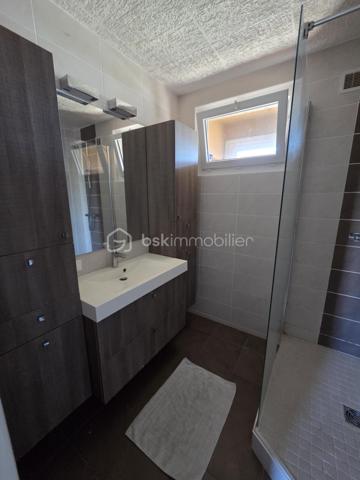Magnifique Appartement de type T5 de 98m² à Nevers.
Situé dans un quartier calme et prisé,, proche de toutes les écoles et du réseau urbain, au troisème étage d'une résidence sécurisée sans ascenseur, vous tomberez littéralement sous le charme de ce magnifique appartement type F5 d'une surface habitable de 98m2 intégralement rénové
avec goût de manière très contemporaine.
Il propose une entrée dont le dégagement dessert deux premières chambres de 9m²..
Cette entrée dessert également une grande cuisine aménagée et équipée qui comprend une partie de cellier, ainsi qu'un grand salon séjour de 26m² dont la porte fenêtre donne sur un balcon bien exposé avec une belle vue sur le parc arboré de la copropriété.. Du salon séjour, un large dégagement dispose d'un grand placard  penderie, pour le côté pratique Ce dégagement dessert un wc indépendant, une salle d'eau rénovée, puis  ainsi que 2 chambres (10, 12m²) dont une dispose d'un vrai espace dressing. 
Pour agrémenter le tout, l'appartement dispose d'un joli balcon exposé au sud est sans vis-à-vis pour profiter de chaque rayon de soleil.
Cet appartement dispose de revêtements de sol de type carrelage (salle d'eau) et linoléum sur le reste des pièces.
Il dispose d'un chauffage urbain compris dans les charges de copropriété .
Il possède également une cave individuelle

Les plus de cet appartement :
Son aménagement avec goût, il n'y a plus qu'à poser ses valises 
Le quartier proche de toutes commodités et des écoles lycées et collège de Nevers,.
Aucun travaux à prévoir, chauffage compris dans les charges de copropriété, environnement très calme , nombreux rangements, résidence sécurisée, interphone.

Photos supplémentaires disponibles sur BSK IMMOBILIER > Nos conseillers > Olivier FRESLON.
Pour tout renseignement complémentaire ou pour une visite, contactez moi au 07.62.78.13.13

Idéal pour un premier investissement, ou pour du locatif en colocation, cet appartement est une opportunité très rare à saisir dès maintenant!