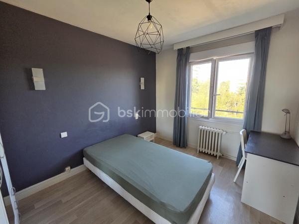 Magnifique Appartement de type T5 de 98m² à Nevers.
Situé dans un quartier calme et prisé,, proche de toutes les écoles et du réseau urbain, au troisème étage d'une résidence sécurisée sans ascenseur, vous tomberez littéralement sous le charme de ce magnifique appartement type F5 d'une surface habitable de 98m2 intégralement rénové
avec goût de manière très contemporaine.
Il propose une entrée dont le dégagement dessert deux premières chambres de 9m²..
Cette entrée dessert également une grande cuisine aménagée et équipée qui comprend une partie de cellier, ainsi qu'un grand salon séjour de 26m² dont la porte fenêtre donne sur un balcon bien exposé avec une belle vue sur le parc arboré de la copropriété.. Du salon séjour, un large dégagement dispose d'un grand placard  penderie, pour le côté pratique Ce dégagement dessert un wc indépendant, une salle d'eau rénovée, puis  ainsi que 2 chambres (10, 12m²) dont une dispose d'un vrai espace dressing. 
Pour agrémenter le tout, l'appartement dispose d'un joli balcon exposé au sud est sans vis-à-vis pour profiter de chaque rayon de soleil.
Cet appartement dispose de revêtements de sol de type carrelage (salle d'eau) et linoléum sur le reste des pièces.
Il dispose d'un chauffage urbain compris dans les charges de copropriété .
Il possède également une cave individuelle

Les plus de cet appartement :
Son aménagement avec goût, il n'y a plus qu'à poser ses valises 
Le quartier proche de toutes commodités et des écoles lycées et collège de Nevers,.
Aucun travaux à prévoir, chauffage compris dans les charges de copropriété, environnement très calme , nombreux rangements, résidence sécurisée, interphone.

Photos supplémentaires disponibles sur BSK IMMOBILIER > Nos conseillers > Olivier FRESLON.
Pour tout renseignement complémentaire ou pour une visite, contactez moi au 07.62.78.13.13

Idéal pour un premier investissement, ou pour du locatif en colocation, cet appartement est une opportunité très rare à saisir dès maintenant!