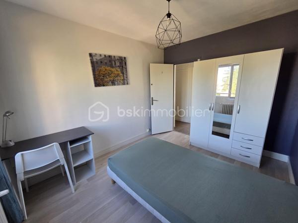 Magnifique Appartement de type T5 de 98m² à Nevers.
Situé dans un quartier calme et prisé,, proche de toutes les écoles et du réseau urbain, au troisème étage d'une résidence sécurisée sans ascenseur, vous tomberez littéralement sous le charme de ce magnifique appartement type F5 d'une surface habitable de 98m2 intégralement rénové
avec goût de manière très contemporaine.
Il propose une entrée dont le dégagement dessert deux premières chambres de 9m²..
Cette entrée dessert également une grande cuisine aménagée et équipée qui comprend une partie de cellier, ainsi qu'un grand salon séjour de 26m² dont la porte fenêtre donne sur un balcon bien exposé avec une belle vue sur le parc arboré de la copropriété.. Du salon séjour, un large dégagement dispose d'un grand placard  penderie, pour le côté pratique Ce dégagement dessert un wc indépendant, une salle d'eau rénovée, puis  ainsi que 2 chambres (10, 12m²) dont une dispose d'un vrai espace dressing. 
Pour agrémenter le tout, l'appartement dispose d'un joli balcon exposé au sud est sans vis-à-vis pour profiter de chaque rayon de soleil.
Cet appartement dispose de revêtements de sol de type carrelage (salle d'eau) et linoléum sur le reste des pièces.
Il dispose d'un chauffage urbain compris dans les charges de copropriété .
Il possède également une cave individuelle

Les plus de cet appartement :
Son aménagement avec goût, il n'y a plus qu'à poser ses valises 
Le quartier proche de toutes commodités et des écoles lycées et collège de Nevers,.
Aucun travaux à prévoir, chauffage compris dans les charges de copropriété, environnement très calme , nombreux rangements, résidence sécurisée, interphone.

Photos supplémentaires disponibles sur BSK IMMOBILIER > Nos conseillers > Olivier FRESLON.
Pour tout renseignement complémentaire ou pour une visite, contactez moi au 07.62.78.13.13

Idéal pour un premier investissement, ou pour du locatif en colocation, cet appartement est une opportunité très rare à saisir dès maintenant!
