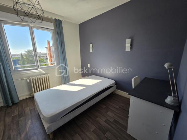 Magnifique Appartement de type T5 de 98m² à Nevers.
Situé dans un quartier calme et prisé,, proche de toutes les écoles et du réseau urbain, au troisème étage d'une résidence sécurisée sans ascenseur, vous tomberez littéralement sous le charme de ce magnifique appartement type F5 d'une surface habitable de 98m2 intégralement rénové
avec goût de manière très contemporaine.
Il propose une entrée dont le dégagement dessert deux premières chambres de 9m²..
Cette entrée dessert également une grande cuisine aménagée et équipée qui comprend une partie de cellier, ainsi qu'un grand salon séjour de 26m² dont la porte fenêtre donne sur un balcon bien exposé avec une belle vue sur le parc arboré de la copropriété.. Du salon séjour, un large dégagement dispose d'un grand placard  penderie, pour le côté pratique Ce dégagement dessert un wc indépendant, une salle d'eau rénovée, puis  ainsi que 2 chambres (10, 12m²) dont une dispose d'un vrai espace dressing. 
Pour agrémenter le tout, l'appartement dispose d'un joli balcon exposé au sud est sans vis-à-vis pour profiter de chaque rayon de soleil.
Cet appartement dispose de revêtements de sol de type carrelage (salle d'eau) et linoléum sur le reste des pièces.
Il dispose d'un chauffage urbain compris dans les charges de copropriété .
Il possède également une cave individuelle

Les plus de cet appartement :
Son aménagement avec goût, il n'y a plus qu'à poser ses valises 
Le quartier proche de toutes commodités et des écoles lycées et collège de Nevers,.
Aucun travaux à prévoir, chauffage compris dans les charges de copropriété, environnement très calme , nombreux rangements, résidence sécurisée, interphone.

Photos supplémentaires disponibles sur BSK IMMOBILIER > Nos conseillers > Olivier FRESLON.
Pour tout renseignement complémentaire ou pour une visite, contactez moi au 07.62.78.13.13

Idéal pour un premier investissement, ou pour du locatif en colocation, cet appartement est une opportunité très rare à saisir dès maintenant!