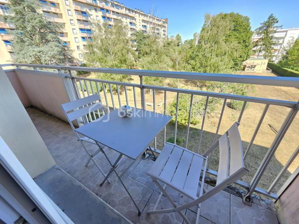 Magnifique Appartement de type T5 de 98m² à Nevers.
Situé dans un quartier calme et prisé,, proche de toutes les écoles et du réseau urbain, au troisème étage d'une résidence sécurisée sans ascenseur, vous tomberez littéralement sous le charme de ce magnifique appartement type F5 d'une surface habitable de 98m2 intégralement rénové
avec goût de manière très contemporaine.
Il propose une entrée dont le dégagement dessert deux premières chambres de 9m²..
Cette entrée dessert également une grande cuisine aménagée et équipée qui comprend une partie de cellier, ainsi qu'un grand salon séjour de 26m² dont la porte fenêtre donne sur un balcon bien exposé avec une belle vue sur le parc arboré de la copropriété.. Du salon séjour, un large dégagement dispose d'un grand placard  penderie, pour le côté pratique Ce dégagement dessert un wc indépendant, une salle d'eau rénovée, puis  ainsi que 2 chambres (10, 12m²) dont une dispose d'un vrai espace dressing. 
Pour agrémenter le tout, l'appartement dispose d'un joli balcon exposé au sud est sans vis-à-vis pour profiter de chaque rayon de soleil.
Cet appartement dispose de revêtements de sol de type carrelage (salle d'eau) et linoléum sur le reste des pièces.
Il dispose d'un chauffage urbain compris dans les charges de copropriété .
Il possède également une cave individuelle

Les plus de cet appartement :
Son aménagement avec goût, il n'y a plus qu'à poser ses valises 
Le quartier proche de toutes commodités et des écoles lycées et collège de Nevers,.
Aucun travaux à prévoir, chauffage compris dans les charges de copropriété, environnement très calme , nombreux rangements, résidence sécurisée, interphone.

Photos supplémentaires disponibles sur BSK IMMOBILIER > Nos conseillers > Olivier FRESLON.
Pour tout renseignement complémentaire ou pour une visite, contactez moi au 07.62.78.13.13

Idéal pour un premier investissement, ou pour du locatif en colocation, cet appartement est une opportunité très rare à saisir dès maintenant!