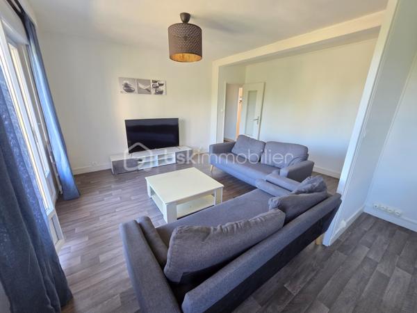 Magnifique Appartement de type T5 de 98m² à Nevers.
Situé dans un quartier calme et prisé,, proche de toutes les écoles et du réseau urbain, au troisème étage d'une résidence sécurisée sans ascenseur, vous tomberez littéralement sous le charme de ce magnifique appartement type F5 d'une surface habitable de 98m2 intégralement rénové
avec goût de manière très contemporaine.
Il propose une entrée dont le dégagement dessert deux premières chambres de 9m²..
Cette entrée dessert également une grande cuisine aménagée et équipée qui comprend une partie de cellier, ainsi qu'un grand salon séjour de 26m² dont la porte fenêtre donne sur un balcon bien exposé avec une belle vue sur le parc arboré de la copropriété.. Du salon séjour, un large dégagement dispose d'un grand placard  penderie, pour le côté pratique Ce dégagement dessert un wc indépendant, une salle d'eau rénovée, puis  ainsi que 2 chambres (10, 12m²) dont une dispose d'un vrai espace dressing. 
Pour agrémenter le tout, l'appartement dispose d'un joli balcon exposé au sud est sans vis-à-vis pour profiter de chaque rayon de soleil.
Cet appartement dispose de revêtements de sol de type carrelage (salle d'eau) et linoléum sur le reste des pièces.
Il dispose d'un chauffage urbain compris dans les charges de copropriété .
Il possède également une cave individuelle

Les plus de cet appartement :
Son aménagement avec goût, il n'y a plus qu'à poser ses valises 
Le quartier proche de toutes commodités et des écoles lycées et collège de Nevers,.
Aucun travaux à prévoir, chauffage compris dans les charges de copropriété, environnement très calme , nombreux rangements, résidence sécurisée, interphone.

Photos supplémentaires disponibles sur BSK IMMOBILIER > Nos conseillers > Olivier FRESLON.
Pour tout renseignement complémentaire ou pour une visite, contactez moi au 07.62.78.13.13

Idéal pour un premier investissement, ou pour du locatif en colocation, cet appartement est une opportunité très rare à saisir dès maintenant!