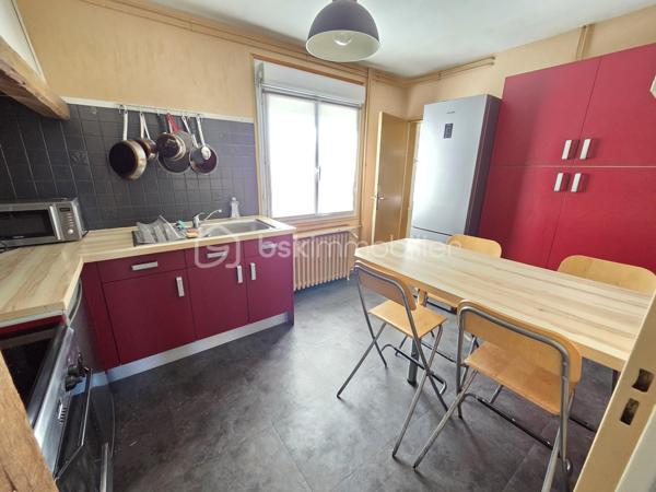 Magnifique Appartement de type T5 de 98m² à Nevers.
Situé dans un quartier calme et prisé,, proche de toutes les écoles et du réseau urbain, au troisème étage d'une résidence sécurisée sans ascenseur, vous tomberez littéralement sous le charme de ce magnifique appartement type F5 d'une surface habitable de 98m2 intégralement rénové
avec goût de manière très contemporaine.
Il propose une entrée dont le dégagement dessert deux premières chambres de 9m²..
Cette entrée dessert également une grande cuisine aménagée et équipée qui comprend une partie de cellier, ainsi qu'un grand salon séjour de 26m² dont la porte fenêtre donne sur un balcon bien exposé avec une belle vue sur le parc arboré de la copropriété.. Du salon séjour, un large dégagement dispose d'un grand placard  penderie, pour le côté pratique Ce dégagement dessert un wc indépendant, une salle d'eau rénovée, puis  ainsi que 2 chambres (10, 12m²) dont une dispose d'un vrai espace dressing. 
Pour agrémenter le tout, l'appartement dispose d'un joli balcon exposé au sud est sans vis-à-vis pour profiter de chaque rayon de soleil.
Cet appartement dispose de revêtements de sol de type carrelage (salle d'eau) et linoléum sur le reste des pièces.
Il dispose d'un chauffage urbain compris dans les charges de copropriété .
Il possède également une cave individuelle

Les plus de cet appartement :
Son aménagement avec goût, il n'y a plus qu'à poser ses valises 
Le quartier proche de toutes commodités et des écoles lycées et collège de Nevers,.
Aucun travaux à prévoir, chauffage compris dans les charges de copropriété, environnement très calme , nombreux rangements, résidence sécurisée, interphone.

Photos supplémentaires disponibles sur BSK IMMOBILIER > Nos conseillers > Olivier FRESLON.
Pour tout renseignement complémentaire ou pour une visite, contactez moi au 07.62.78.13.13

Idéal pour un premier investissement, ou pour du locatif en colocation, cet appartement est une opportunité très rare à saisir dès maintenant!