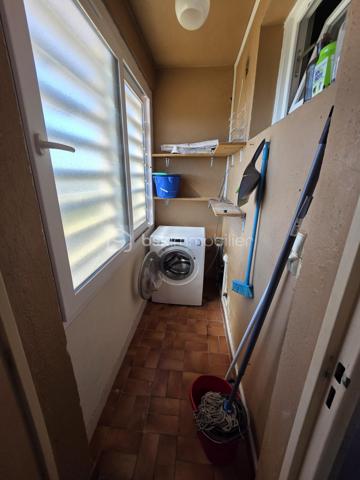 Magnifique Appartement de type T5 de 98m² à Nevers.
Situé dans un quartier calme et prisé,, proche de toutes les écoles et du réseau urbain, au troisème étage d'une résidence sécurisée sans ascenseur, vous tomberez littéralement sous le charme de ce magnifique appartement type F5 d'une surface habitable de 98m2 intégralement rénové
avec goût de manière très contemporaine.
Il propose une entrée dont le dégagement dessert deux premières chambres de 9m²..
Cette entrée dessert également une grande cuisine aménagée et équipée qui comprend une partie de cellier, ainsi qu'un grand salon séjour de 26m² dont la porte fenêtre donne sur un balcon bien exposé avec une belle vue sur le parc arboré de la copropriété.. Du salon séjour, un large dégagement dispose d'un grand placard  penderie, pour le côté pratique Ce dégagement dessert un wc indépendant, une salle d'eau rénovée, puis  ainsi que 2 chambres (10, 12m²) dont une dispose d'un vrai espace dressing. 
Pour agrémenter le tout, l'appartement dispose d'un joli balcon exposé au sud est sans vis-à-vis pour profiter de chaque rayon de soleil.
Cet appartement dispose de revêtements de sol de type carrelage (salle d'eau) et linoléum sur le reste des pièces.
Il dispose d'un chauffage urbain compris dans les charges de copropriété .
Il possède également une cave individuelle

Les plus de cet appartement :
Son aménagement avec goût, il n'y a plus qu'à poser ses valises 
Le quartier proche de toutes commodités et des écoles lycées et collège de Nevers,.
Aucun travaux à prévoir, chauffage compris dans les charges de copropriété, environnement très calme , nombreux rangements, résidence sécurisée, interphone.

Photos supplémentaires disponibles sur BSK IMMOBILIER > Nos conseillers > Olivier FRESLON.
Pour tout renseignement complémentaire ou pour une visite, contactez moi au 07.62.78.13.13

Idéal pour un premier investissement, ou pour du locatif en colocation, cet appartement est une opportunité très rare à saisir dès maintenant!
