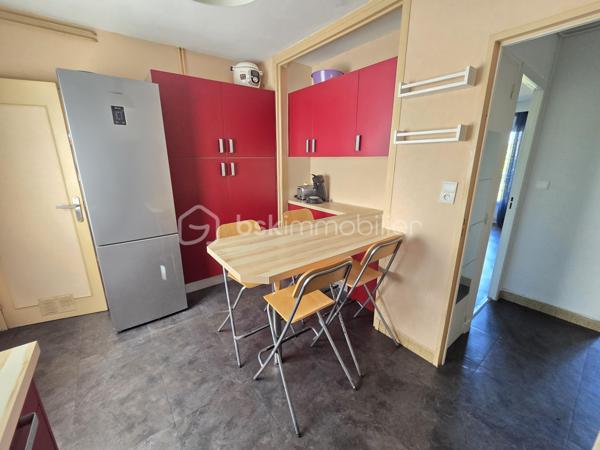 Magnifique Appartement de type T5 de 98m² à Nevers.
Situé dans un quartier calme et prisé,, proche de toutes les écoles et du réseau urbain, au troisème étage d'une résidence sécurisée sans ascenseur, vous tomberez littéralement sous le charme de ce magnifique appartement type F5 d'une surface habitable de 98m2 intégralement rénové
avec goût de manière très contemporaine.
Il propose une entrée dont le dégagement dessert deux premières chambres de 9m²..
Cette entrée dessert également une grande cuisine aménagée et équipée qui comprend une partie de cellier, ainsi qu'un grand salon séjour de 26m² dont la porte fenêtre donne sur un balcon bien exposé avec une belle vue sur le parc arboré de la copropriété.. Du salon séjour, un large dégagement dispose d'un grand placard  penderie, pour le côté pratique Ce dégagement dessert un wc indépendant, une salle d'eau rénovée, puis  ainsi que 2 chambres (10, 12m²) dont une dispose d'un vrai espace dressing. 
Pour agrémenter le tout, l'appartement dispose d'un joli balcon exposé au sud est sans vis-à-vis pour profiter de chaque rayon de soleil.
Cet appartement dispose de revêtements de sol de type carrelage (salle d'eau) et linoléum sur le reste des pièces.
Il dispose d'un chauffage urbain compris dans les charges de copropriété .
Il possède également une cave individuelle

Les plus de cet appartement :
Son aménagement avec goût, il n'y a plus qu'à poser ses valises 
Le quartier proche de toutes commodités et des écoles lycées et collège de Nevers,.
Aucun travaux à prévoir, chauffage compris dans les charges de copropriété, environnement très calme , nombreux rangements, résidence sécurisée, interphone.

Photos supplémentaires disponibles sur BSK IMMOBILIER > Nos conseillers > Olivier FRESLON.
Pour tout renseignement complémentaire ou pour une visite, contactez moi au 07.62.78.13.13

Idéal pour un premier investissement, ou pour du locatif en colocation, cet appartement est une opportunité très rare à saisir dès maintenant!