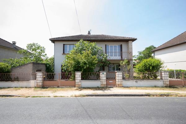 03410 - DOMÉRAT - MAISON - 3 CHAMBRES - TERRAIN 697 M² - GARAGE - DÉPENDANCES - PROCHE COMMERCES