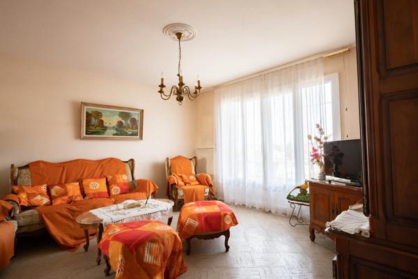 03410 - DOMÉRAT - MAISON - 3 CHAMBRES - TERRAIN 697 M² - GARAGE - DÉPENDANCES - PROCHE COMMERCES