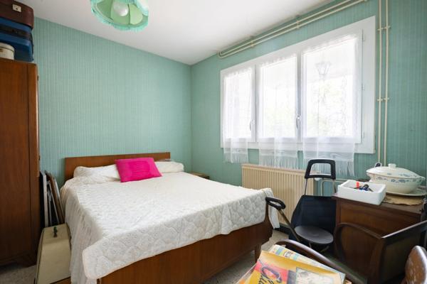 03410 - DOMÉRAT - MAISON - 3 CHAMBRES - TERRAIN 697 M² - GARAGE - DÉPENDANCES - PROCHE COMMERCES