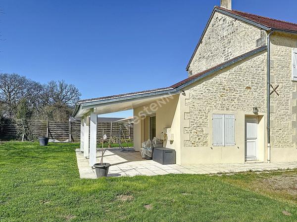 Maison d'Exception en Pierre avec Dépendances, Jardin Clos et Potentiel Piscine Jaunay-Marigny