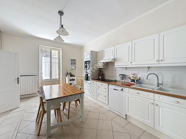 Maison d'Exception en Pierre avec Dépendances, Jardin Clos et Potentiel Piscine Jaunay-Marigny