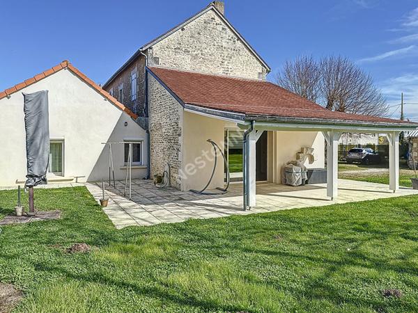 Maison d'Exception en Pierre avec Dépendances, Jardin Clos et Potentiel Piscine Jaunay-Marigny