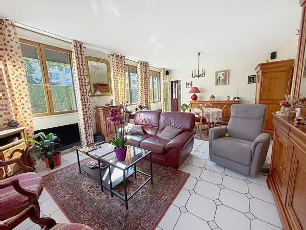 Potentiel, 3 chambres, sous-sol total, beau jardin