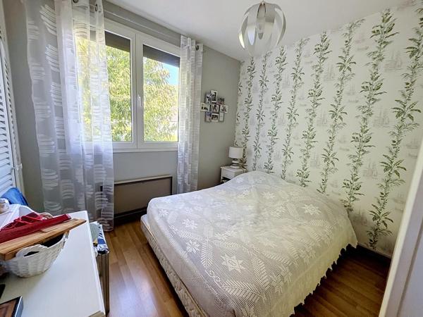 Potentiel, 3 chambres, sous-sol total, beau jardin