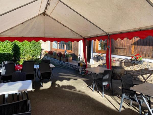 restaurant au bord d'une route principale ,avec 50 places de parking