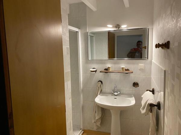 restaurant au bord d'une route principale ,avec 50 places de parking