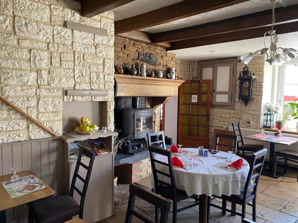 restaurant au bord d'une route principale ,avec 50 places de parking