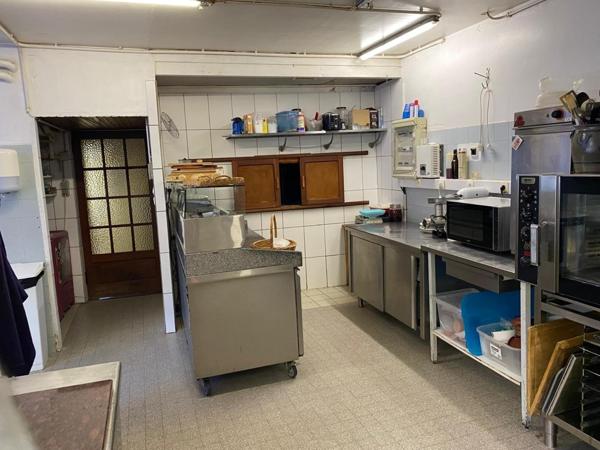 restaurant au bord d'une route principale ,avec 50 places de parking