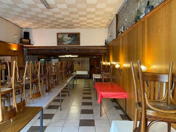 restaurant au bord d'une route principale ,avec 50 places de parking