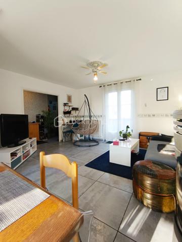 A vos téléphones pour cette maison sur sous-sol située à SAINT-SUR-LOIRE. 
Elle comprend au rez-de-chaussée une entrée, un salon/séjour avec un poêle à granulés, une cuisine,  2 chambres, une salle d'eau et un toilette. A l'étage un palier qui dessert 2 chambres équipées d'une climatisation réversible.
Un terrain clos et arboré d'une surface de 1000M2 avec une piscine hors sol.
Proche des commodités.
Dépêchez-vous de prendre rendez-vous pour organiser une visite.