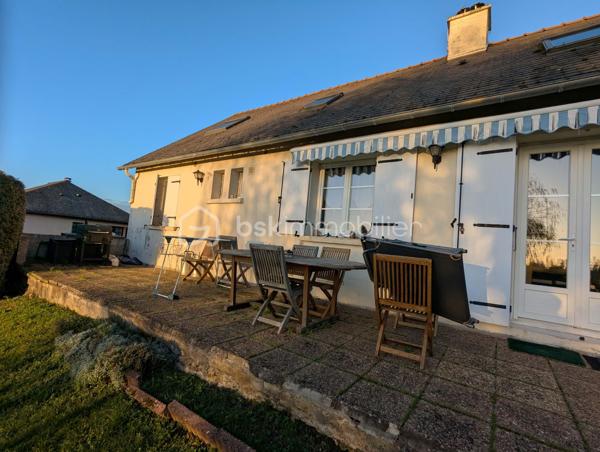 A vos téléphones pour cette maison sur sous-sol située à SAINT-SUR-LOIRE. 
Elle comprend au rez-de-chaussée une entrée, un salon/séjour avec un poêle à granulés, une cuisine,  2 chambres, une salle d'eau et un toilette. A l'étage un palier qui dessert 2 chambres équipées d'une climatisation réversible.
Un terrain clos et arboré d'une surface de 1000M2 avec une piscine hors sol.
Proche des commodités.
Dépêchez-vous de prendre rendez-vous pour organiser une visite.