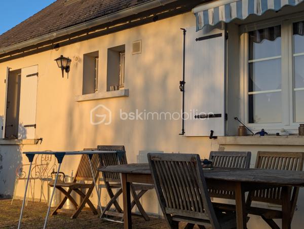 A vos téléphones pour cette maison sur sous-sol située à SAINT-SUR-LOIRE. 
Elle comprend au rez-de-chaussée une entrée, un salon/séjour avec un poêle à granulés, une cuisine,  2 chambres, une salle d'eau et un toilette. A l'étage un palier qui dessert 2 chambres équipées d'une climatisation réversible.
Un terrain clos et arboré d'une surface de 1000M2 avec une piscine hors sol.
Proche des commodités.
Dépêchez-vous de prendre rendez-vous pour organiser une visite.
