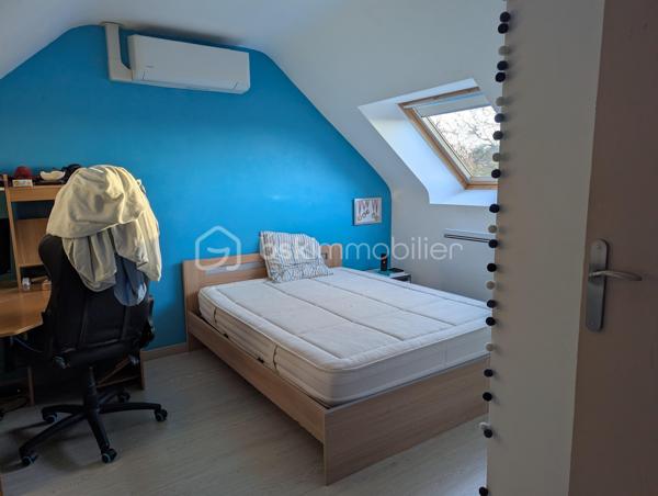 A vos téléphones pour cette maison sur sous-sol située à SAINT-SUR-LOIRE. 
Elle comprend au rez-de-chaussée une entrée, un salon/séjour avec un poêle à granulés, une cuisine,  2 chambres, une salle d'eau et un toilette. A l'étage un palier qui dessert 2 chambres équipées d'une climatisation réversible.
Un terrain clos et arboré d'une surface de 1000M2 avec une piscine hors sol.
Proche des commodités.
Dépêchez-vous de prendre rendez-vous pour organiser une visite.