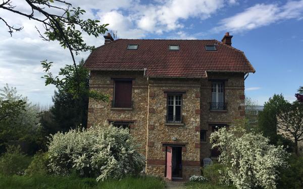 Maison à vendre    8 pièces •  Épône