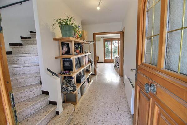 À VENDRE VILLA DE TYPE F4 D'UNE SURFACE DE 115 M² SUR TERRAIN 3 FACES de 385 M² AVEC PISCINE ET GARAGE